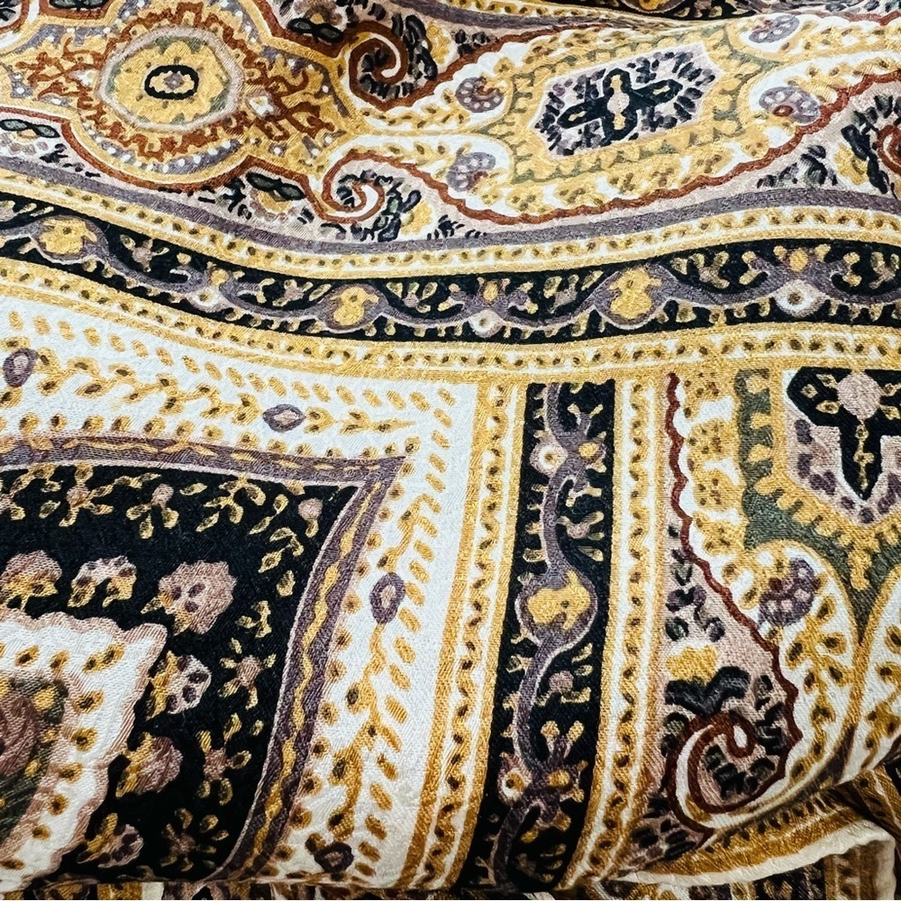 42”x42” Vintage Large Silk Echo Shawl. - Picture 8 of 11